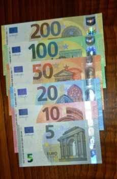 counterfeit euro bills